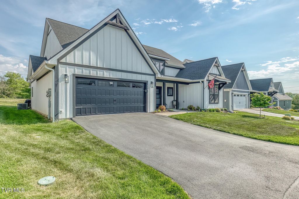 Photo of 818 Guaranda Drive #202, Johnson City, TN 37604 (MLS # 9994485)