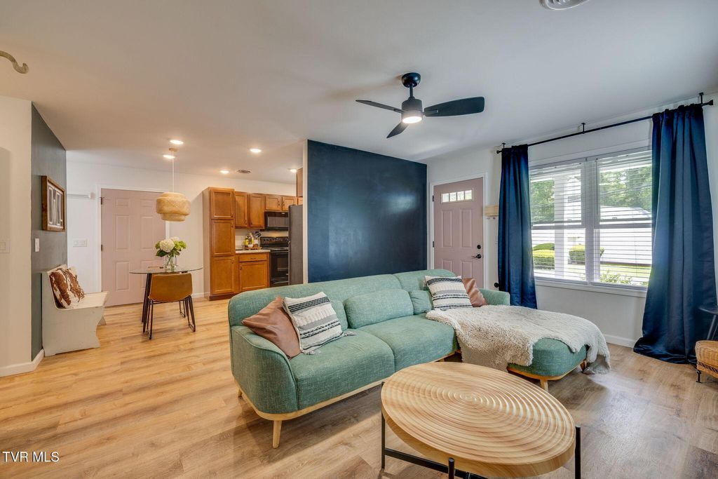 Photo of 986 Glen Street, Bristol, TN 37620 (MLS # 9994246)