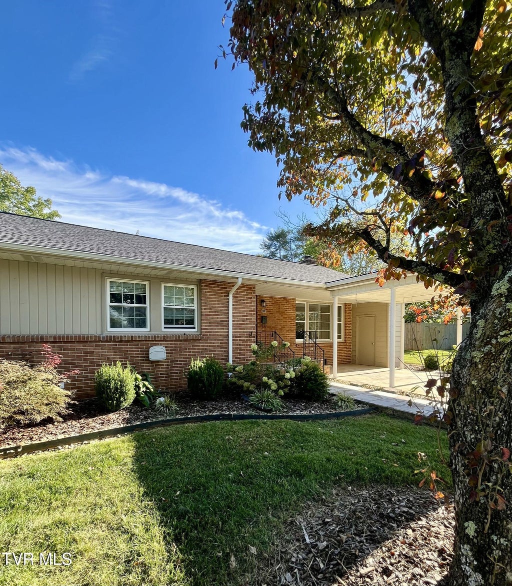 Photo of 1320 Oxford Place, Johnson City, TN 37601 (MLS # 10001592)