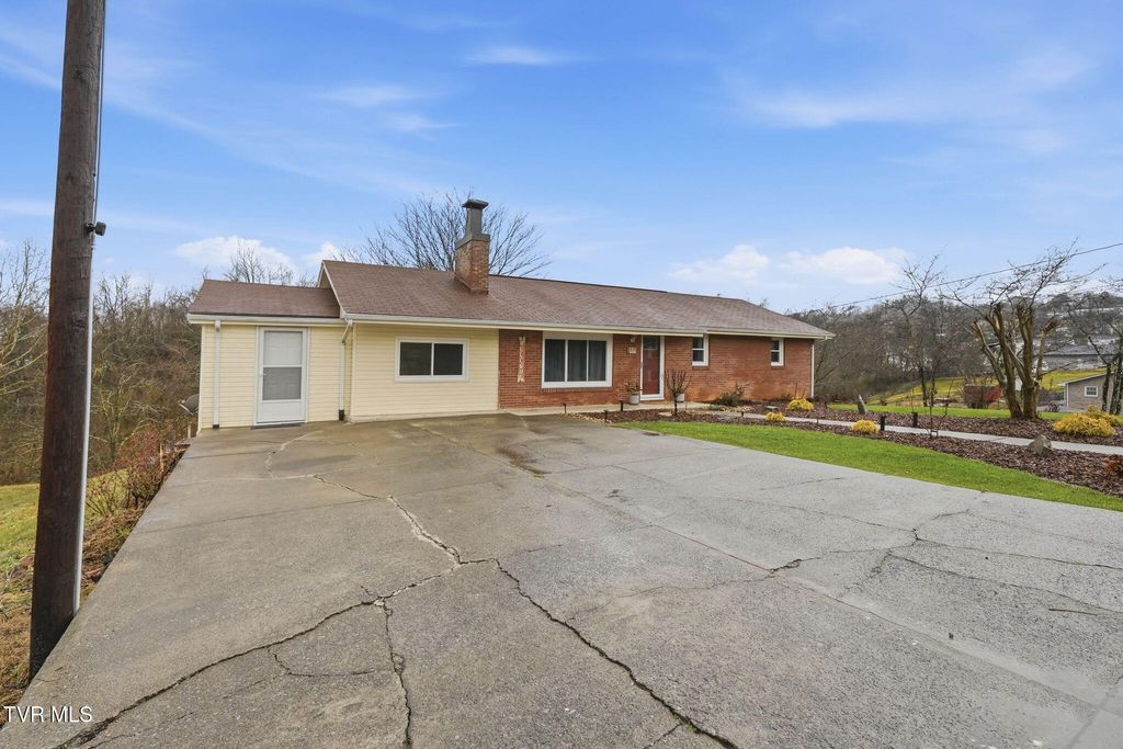 Photo of 121 Chateaugay Road, Kingsport, TN 37660 (MLS # 9991417)