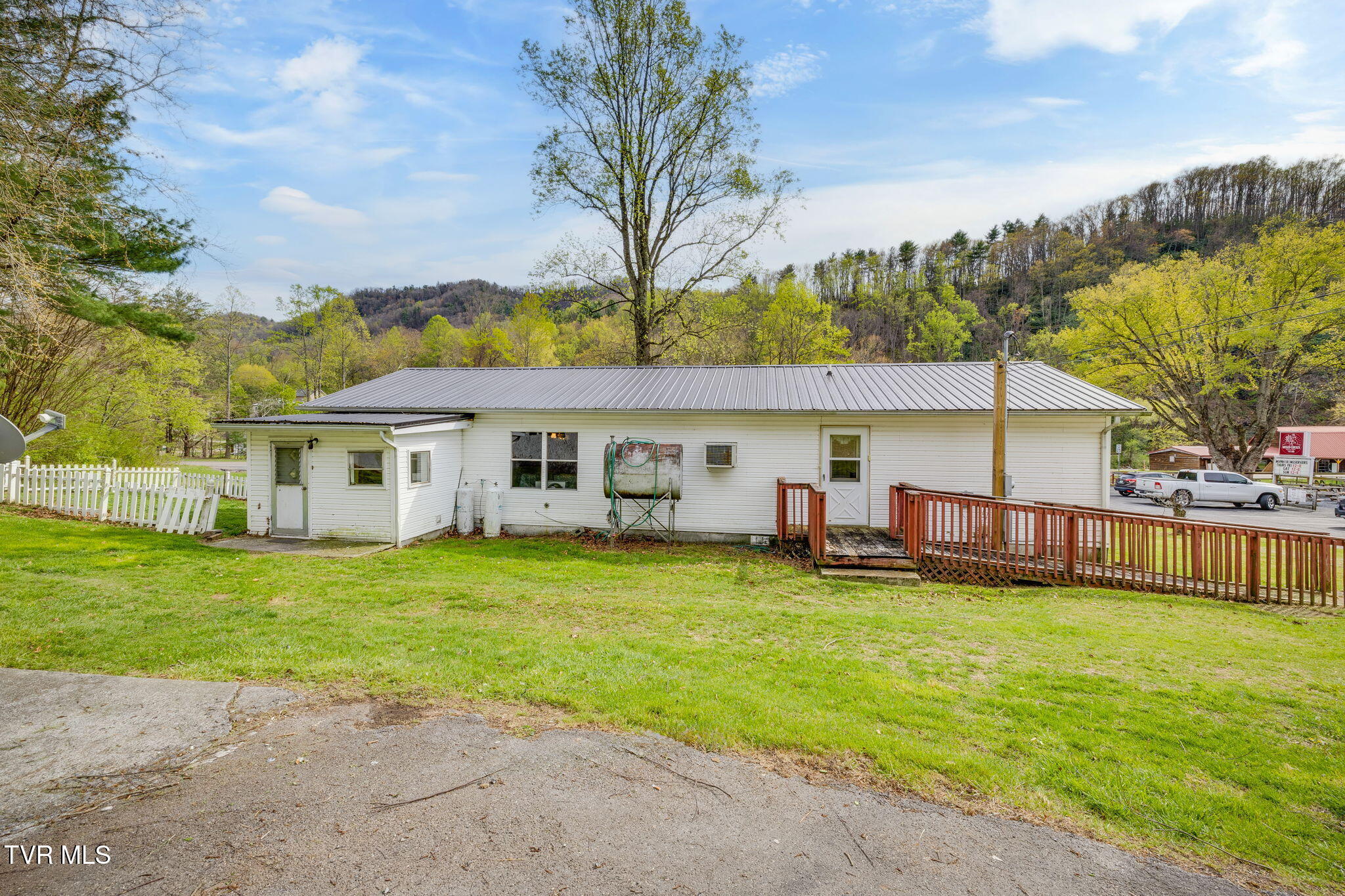 406 Fritz Street, Damascus, Virginia image 27