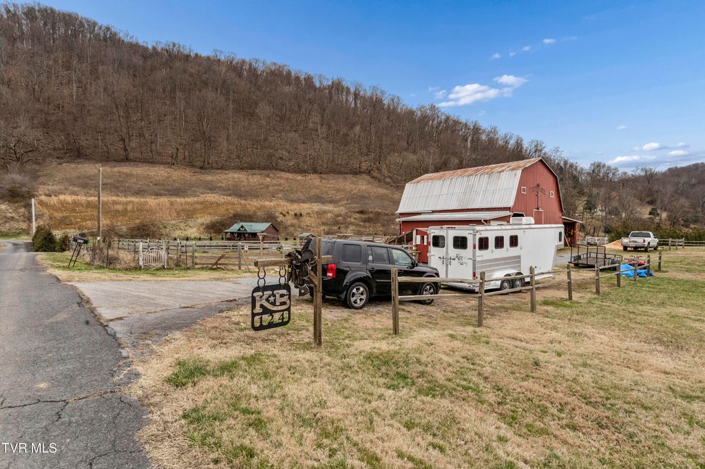 Photo of 124 Bill Crawford Road, Elizabethton, TN 37643 (MLS # 9990330)