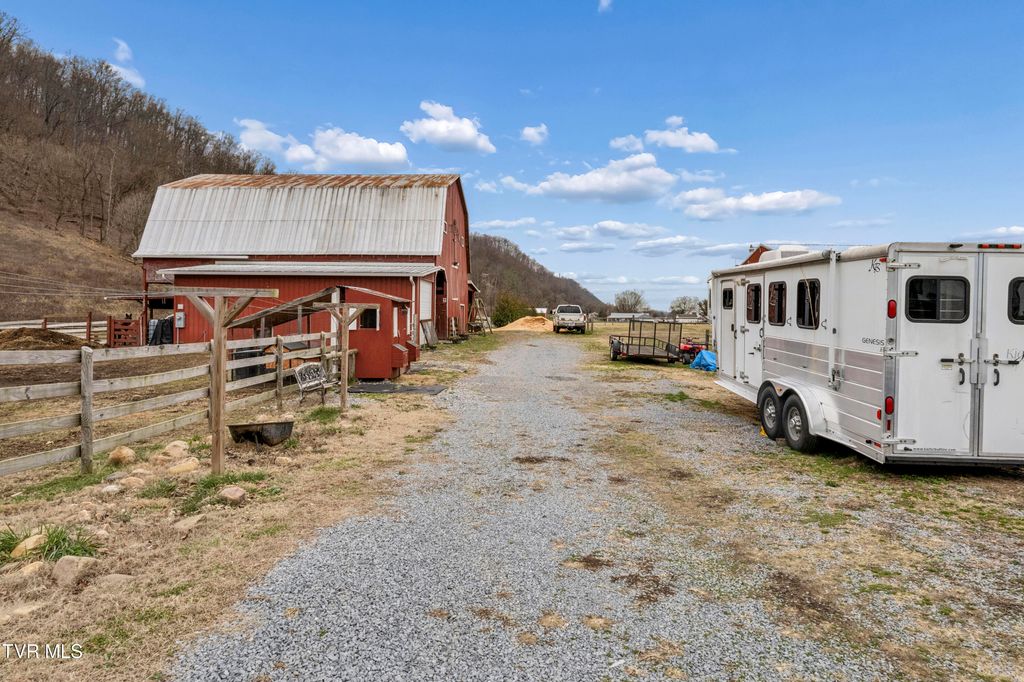 Photo of 124 Bill Crawford Road, Elizabethton, TN 37643 (MLS # 9990330)