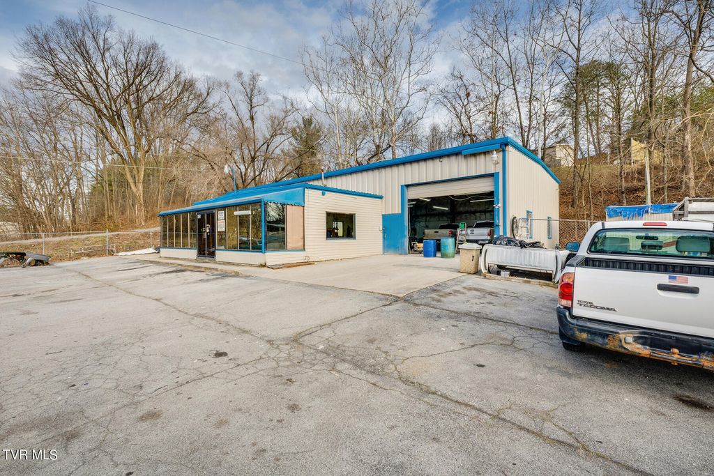 Photo of 905 Bloomingdale Pike, Kingsport, TN 37660 (MLS # 9967757)