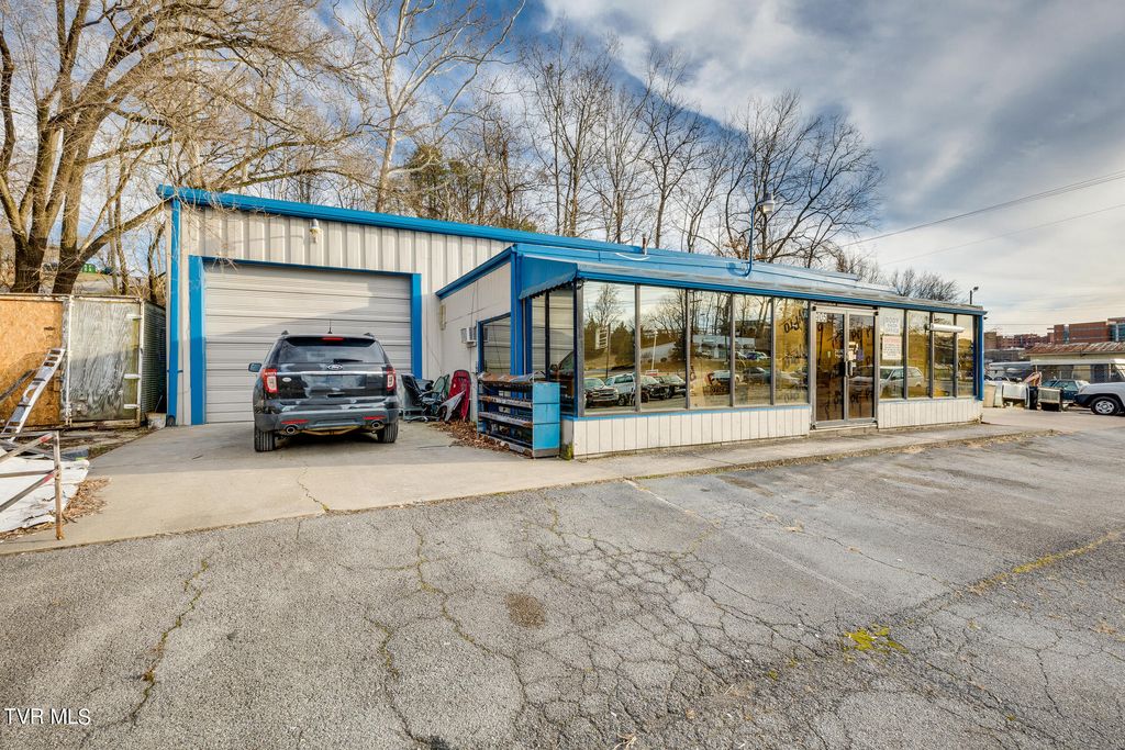 Photo of 905 Bloomingdale Pike, Kingsport, TN 37660 (MLS # 9967757)