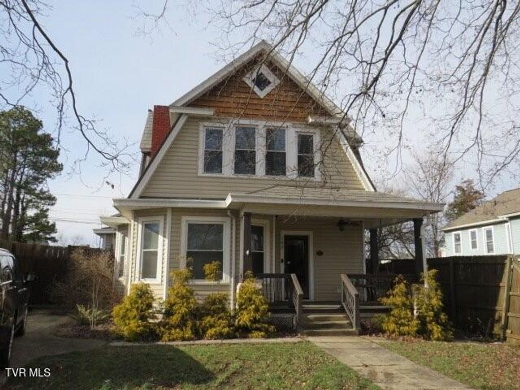 Photo of 102 Maple Street, Johnson City, TN 37604 (MLS # 9991600)