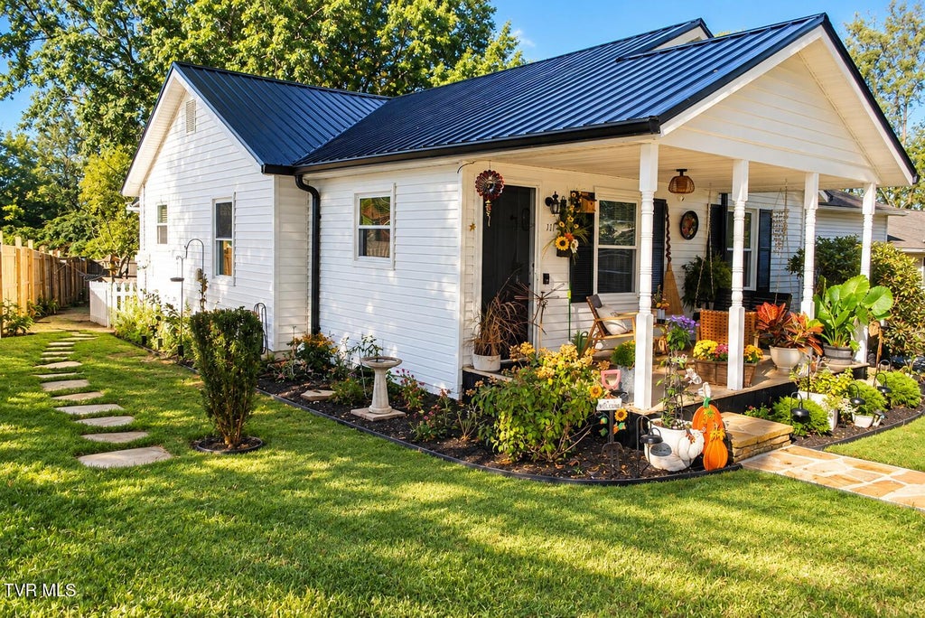 Photo of 111 Dakota Avenue, Elizabethton, TN 37643 (MLS # 10002018)