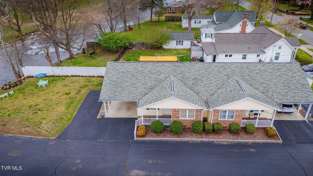 Photo of 703 Main Street #Apt 10, Elizabethton, TN 37643 (MLS # 9992770)