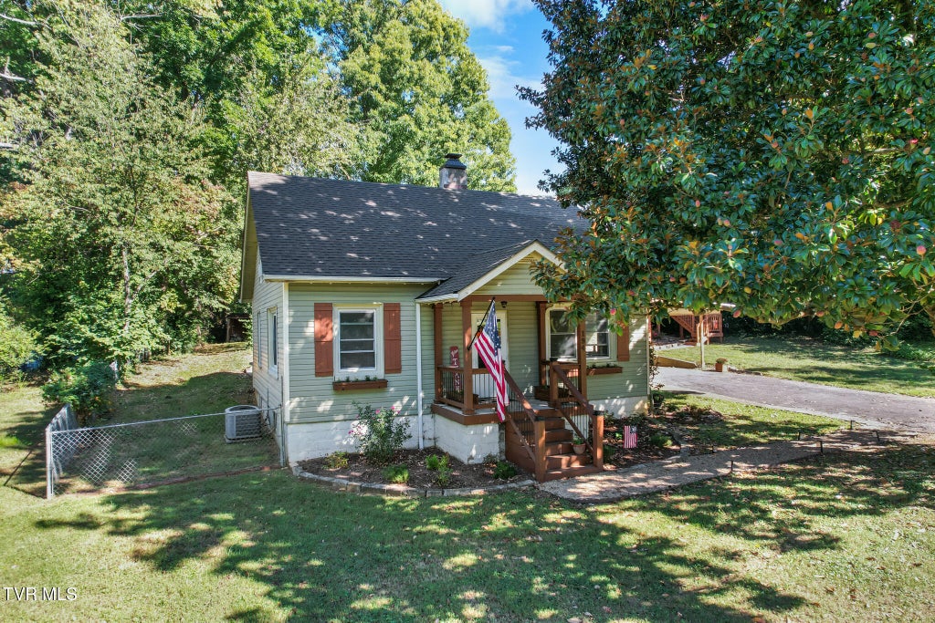 Photo of 194 Woodland Drive, Johnson City, TN 37601 (MLS # 10001620)