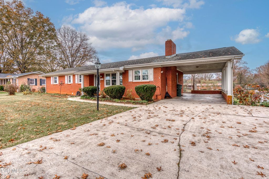 Photo of 879 Wayne Avenue, Abingdon, VA 24210 (MLS # 9976274)