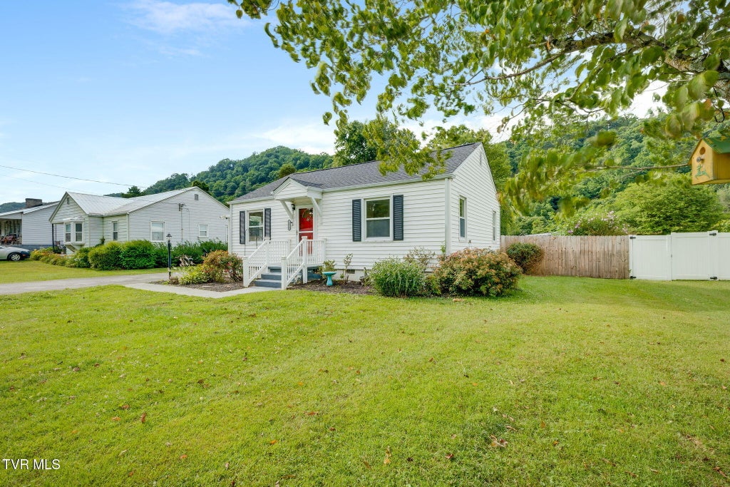 Photo of 1018 Broad Street, Elizabethton, TN 37643 (MLS # 9997217)