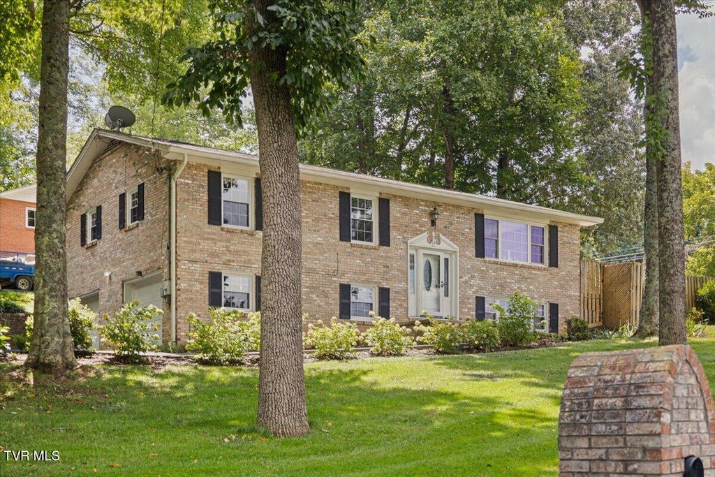 Photo of 9 Red Oak Circle, Johnson City, TN 37604 (MLS # 10000060)