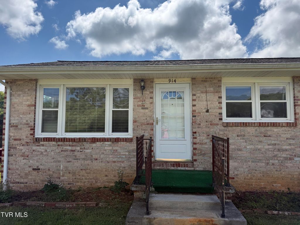 Photo of 914 Mountain View Road, Johnson City, TN 37601 (MLS # 9994498)