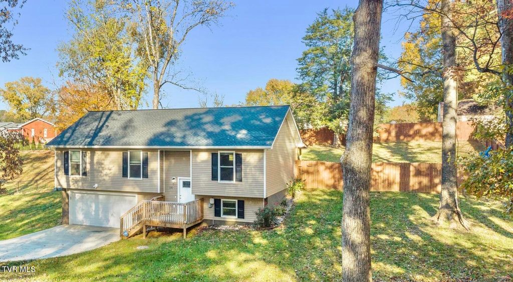 Photo of 135 Woodcrest Drive, Greeneville, TN 37745 (MLS # 9989626)