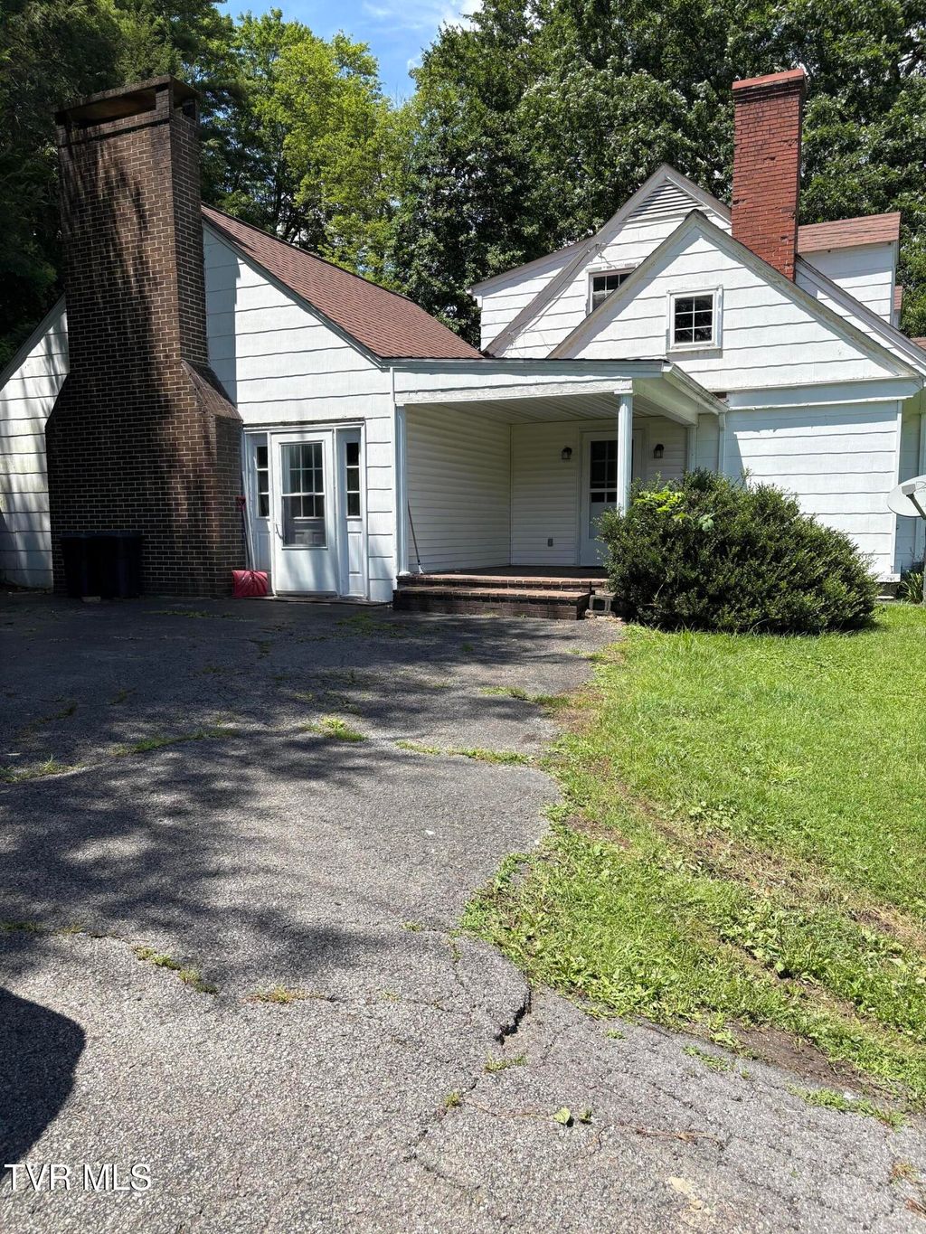 Photo of 313 Centre Avenue Ne Avenue, Coeburn, VA 24230 (MLS # 9983372)