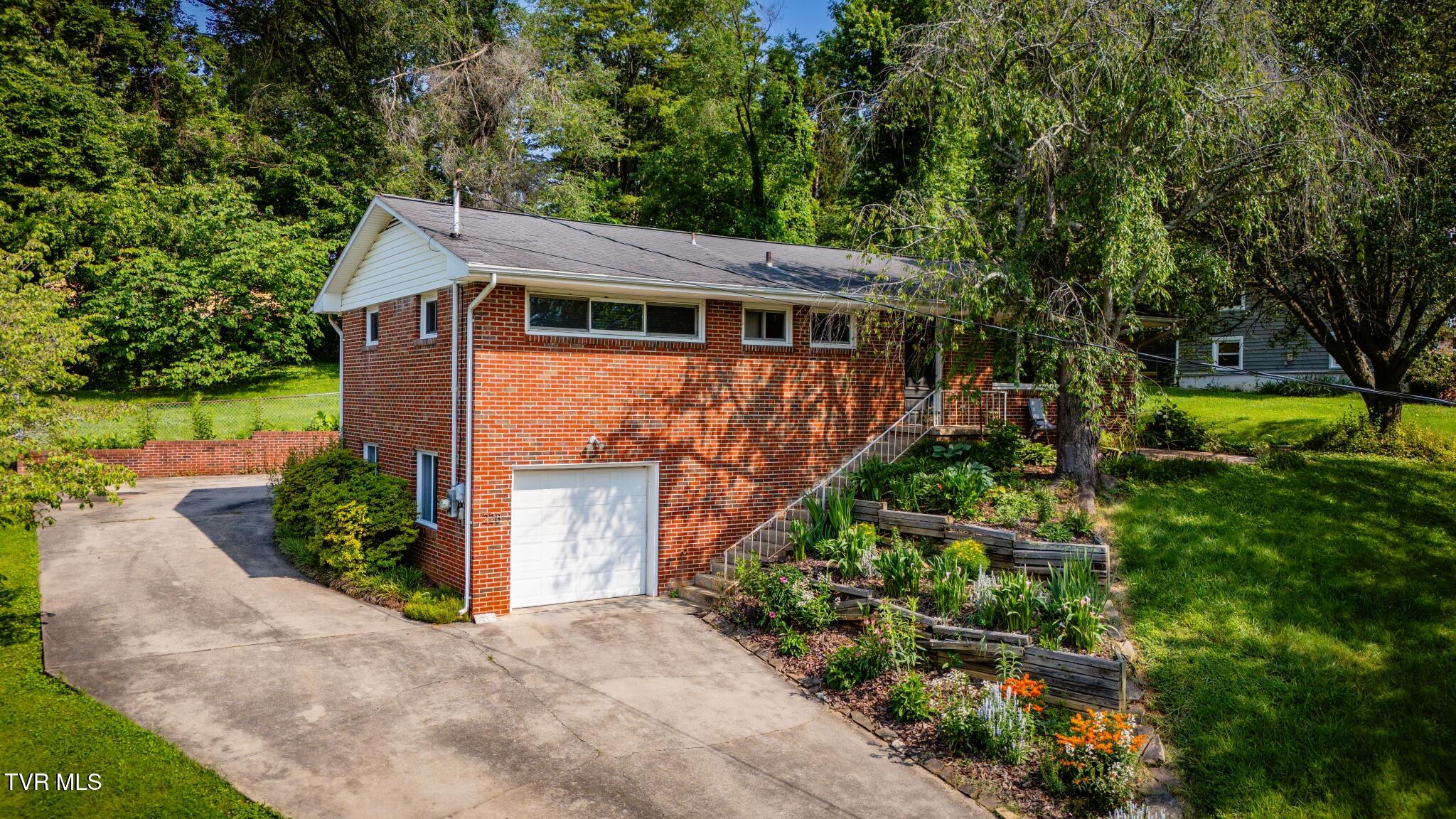 228 Lakeview Circle, Kingsport, Tennessee image 2