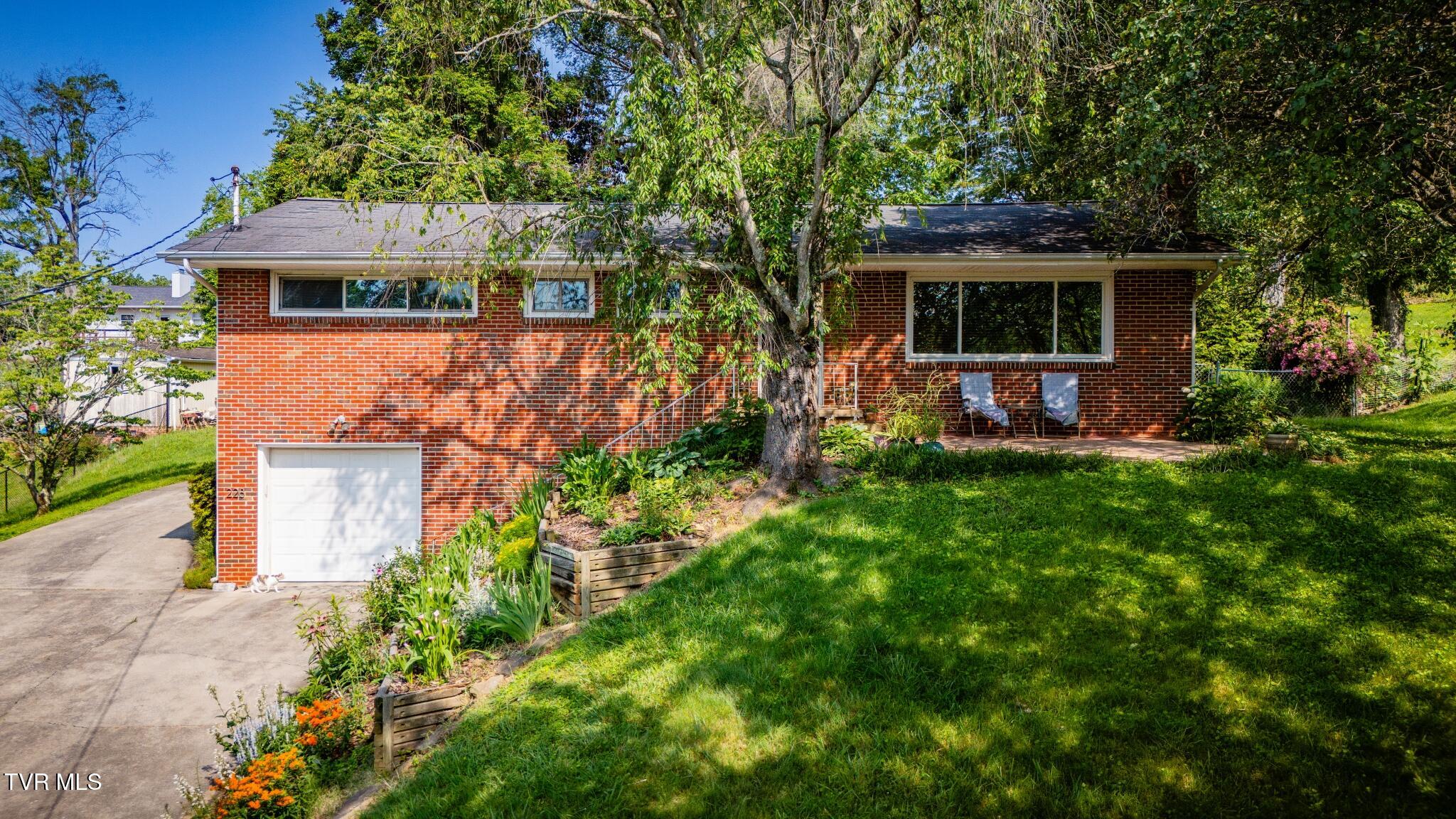 228 Lakeview Circle, Kingsport, Tennessee image 1