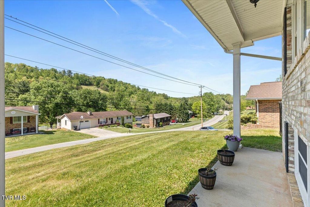 Photo of 329 Summerville Road, Kingsport, TN 37663 (MLS # 9992188)