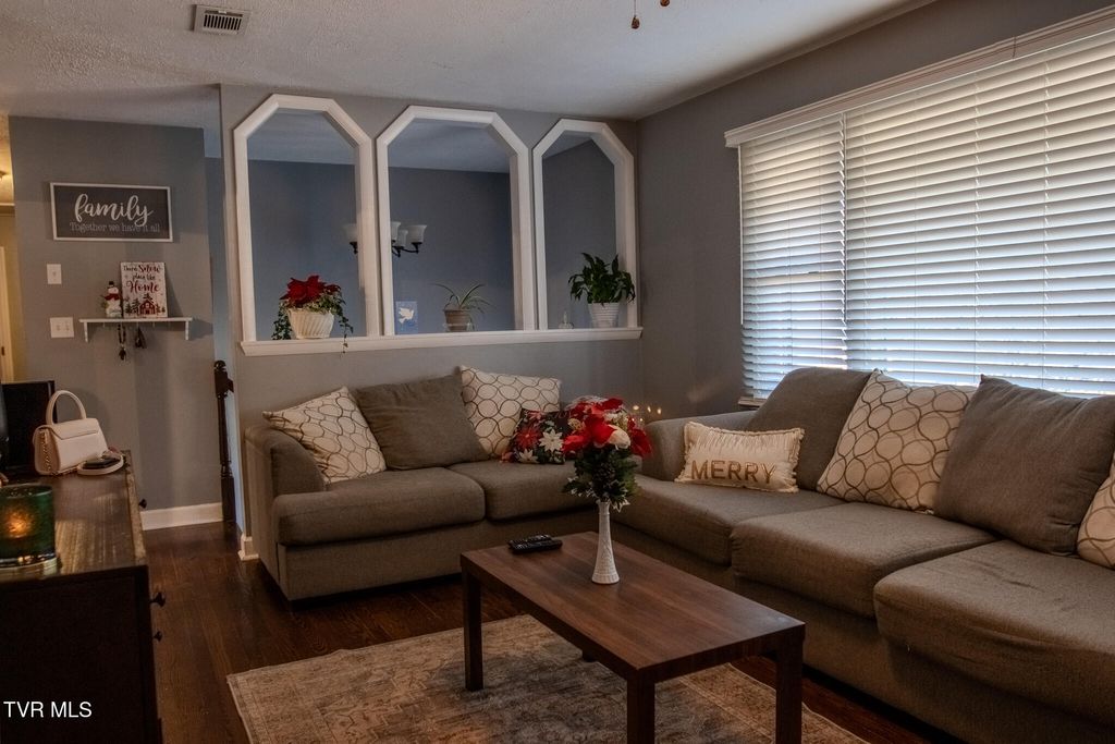 Photo of 329 Summerville Road, Kingsport, TN 37663 (MLS # 9992188)