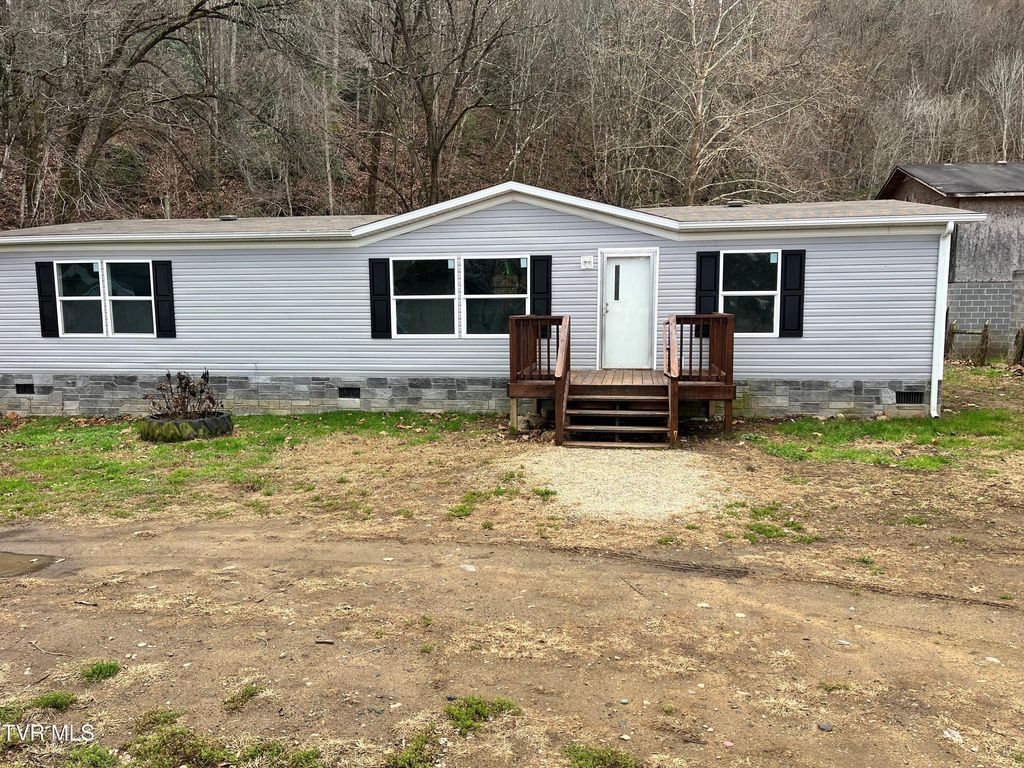Photo of 140 Edgewater Road, Elizabethton, TN 37643 (MLS # 9988787)