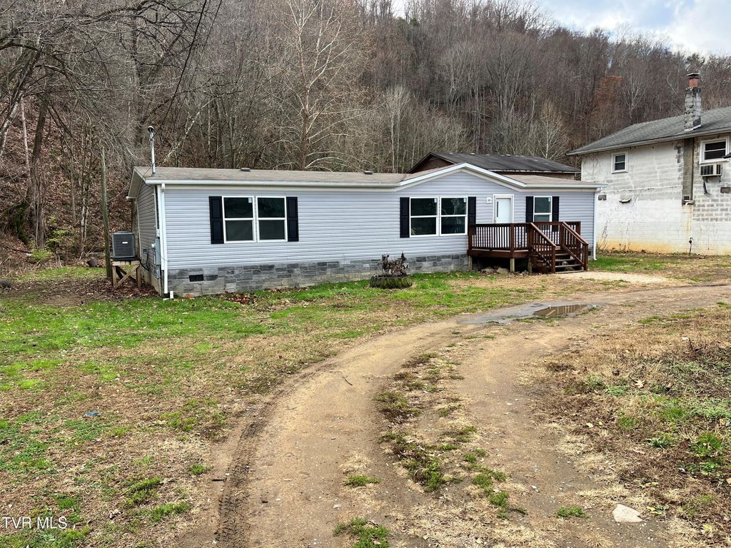 Photo of 140 Edgewater Road, Elizabethton, TN 37643 (MLS # 9988787)