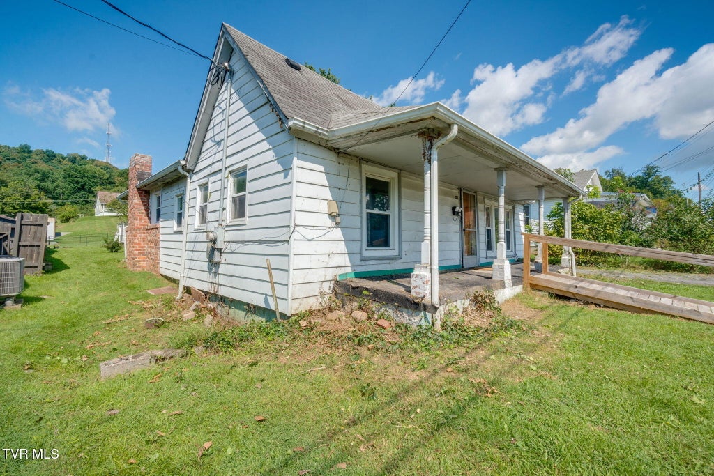Photo of 940 9th Street, Bristol, TN 37620 (MLS # 10000057)