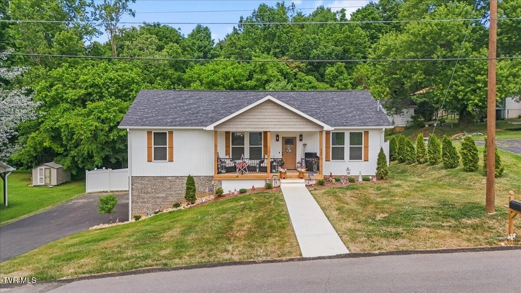 Photo of 905 Fairlane Drive, Elizabethton, TN 37643 (MLS # 9996504)