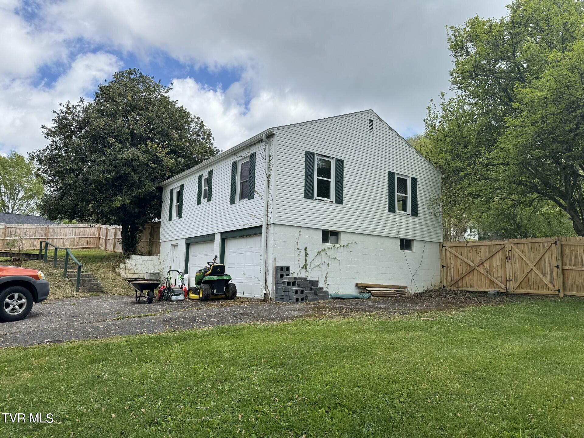 Bristol, Tennessee 37620, United States, ,Residential,Pending,48289