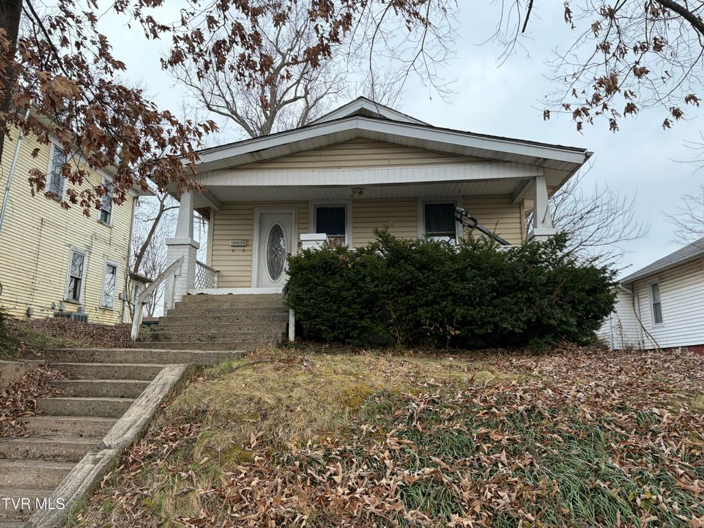 Photo of 306 Highland Avenue, Johnson City, TN 37604 (MLS # 9990466)