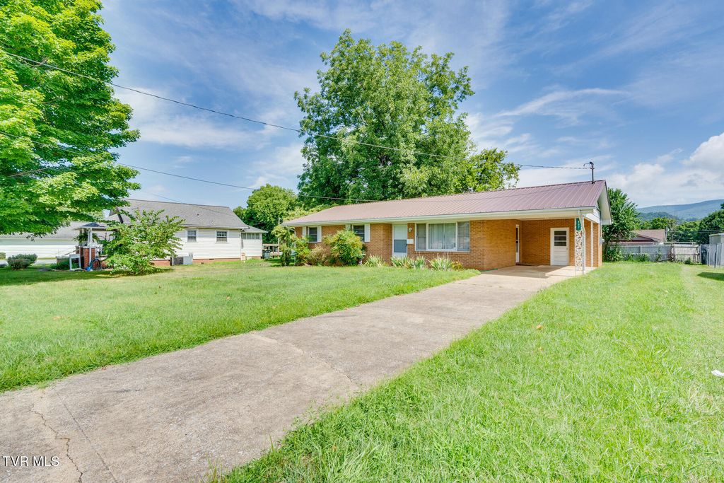 Photo of 607 Race Street, Elizabethton, TN 37643 (MLS # 9990030)