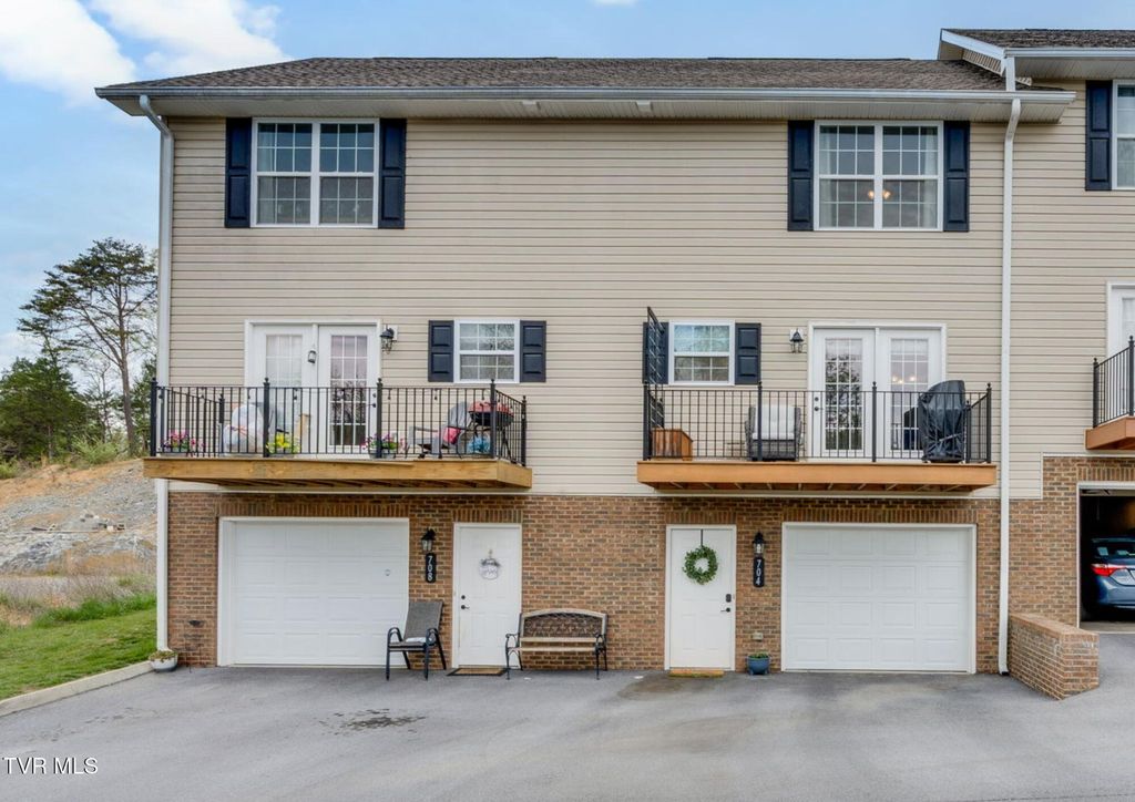 Photo of 704 Grays Pointe Court #39, Johnson City, TN 37615 (MLS # 9993942)