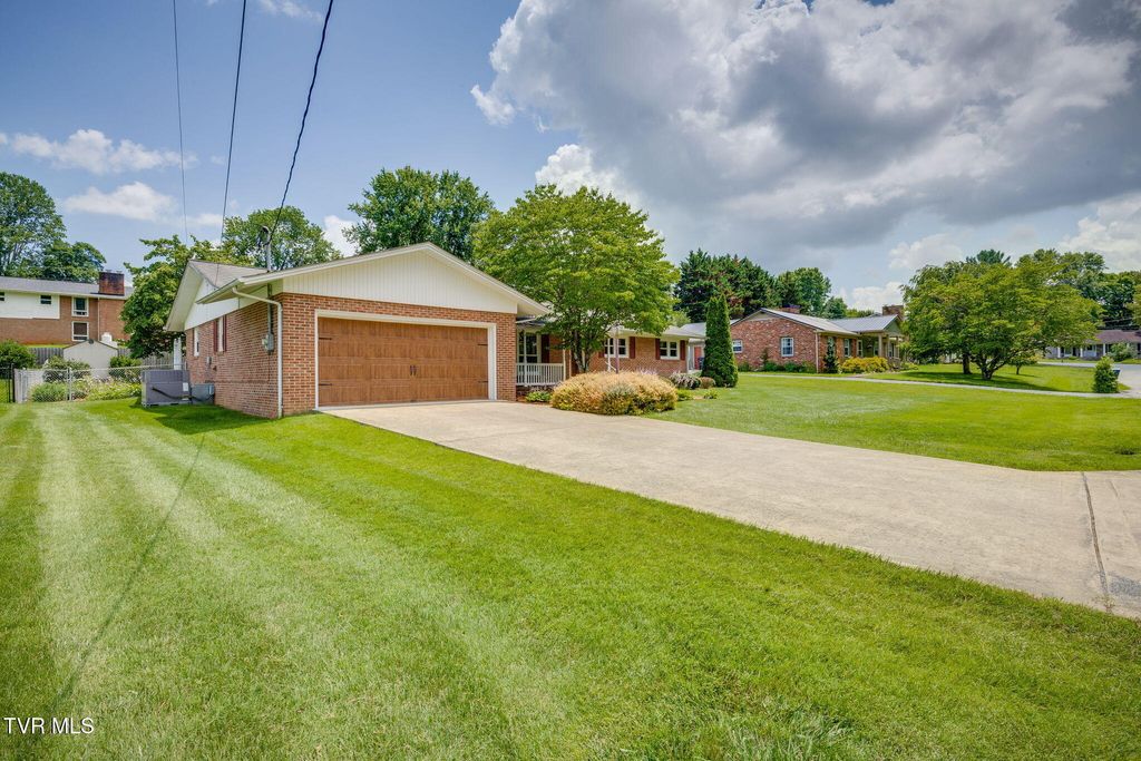 Photo of 821 Julip Drive, Kingsport, TN 37663 (MLS # 9997529)