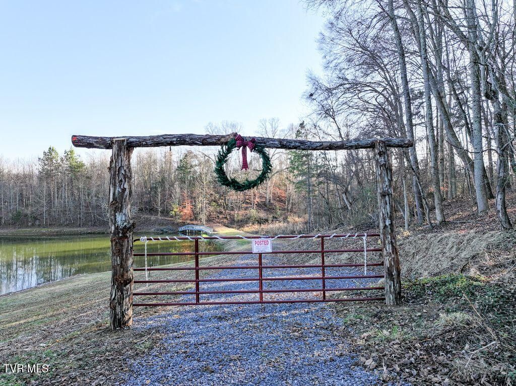 Photo of 148 Reynolds Avenue, Surgoinsville, TN 37873 (MLS # 9989413)