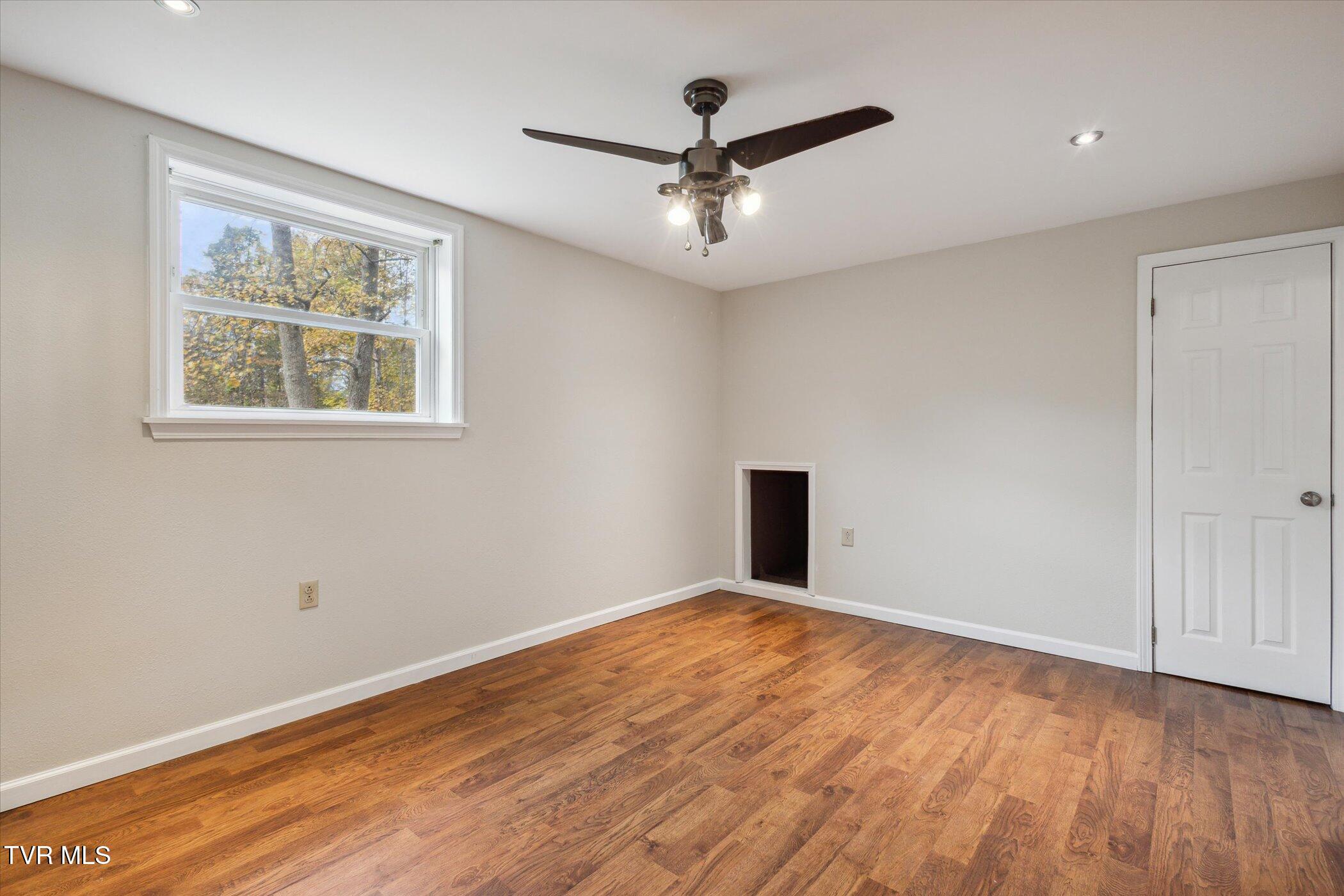 Big Stone Gap, Virginia 24219, United States, 4 Bedrooms Bedrooms, ,2 BathroomsBathrooms,Residential,Pending,38409