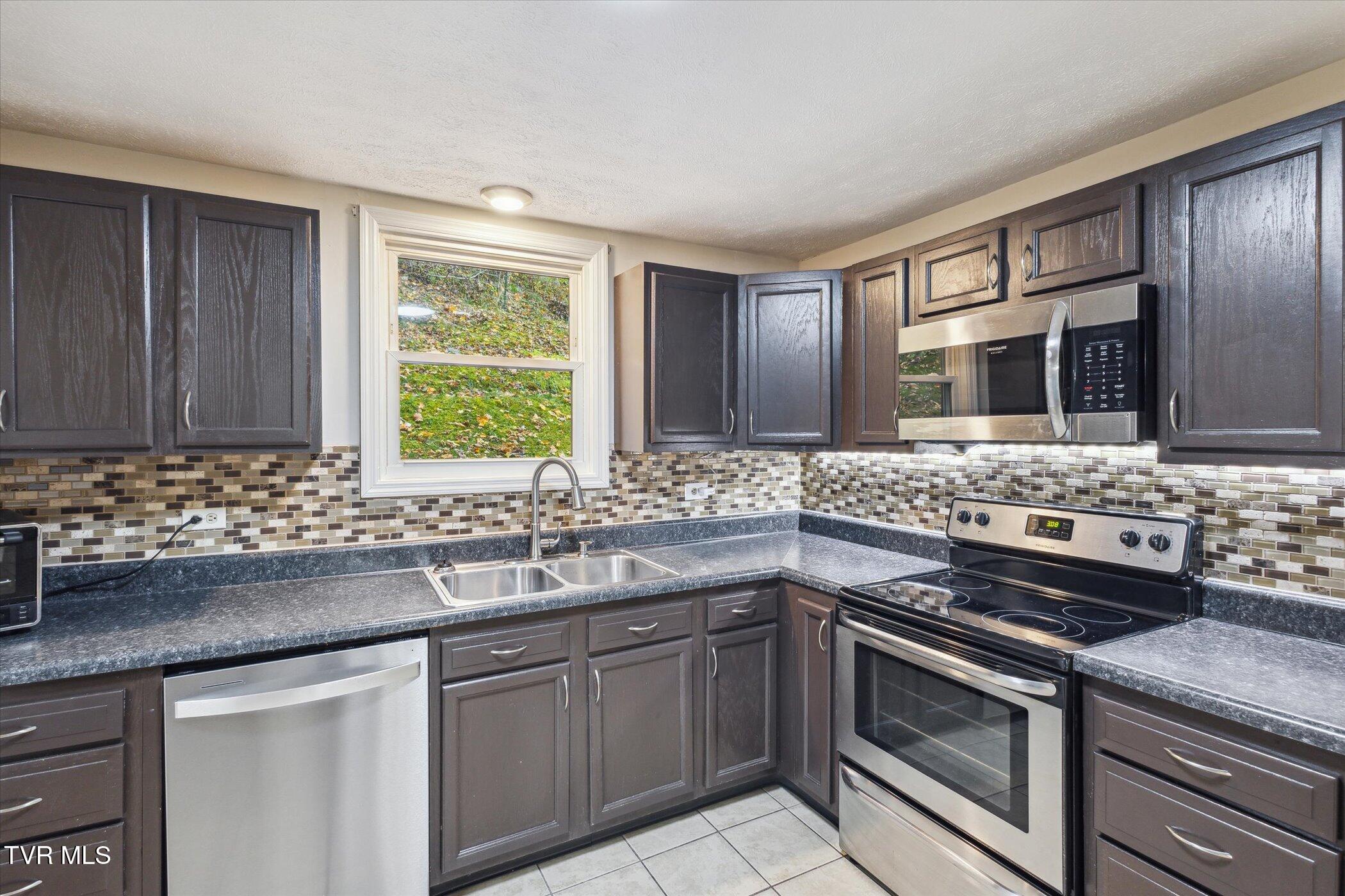 Big Stone Gap, Virginia 24219, United States, 4 Bedrooms Bedrooms, ,2 BathroomsBathrooms,Residential,Pending,38409