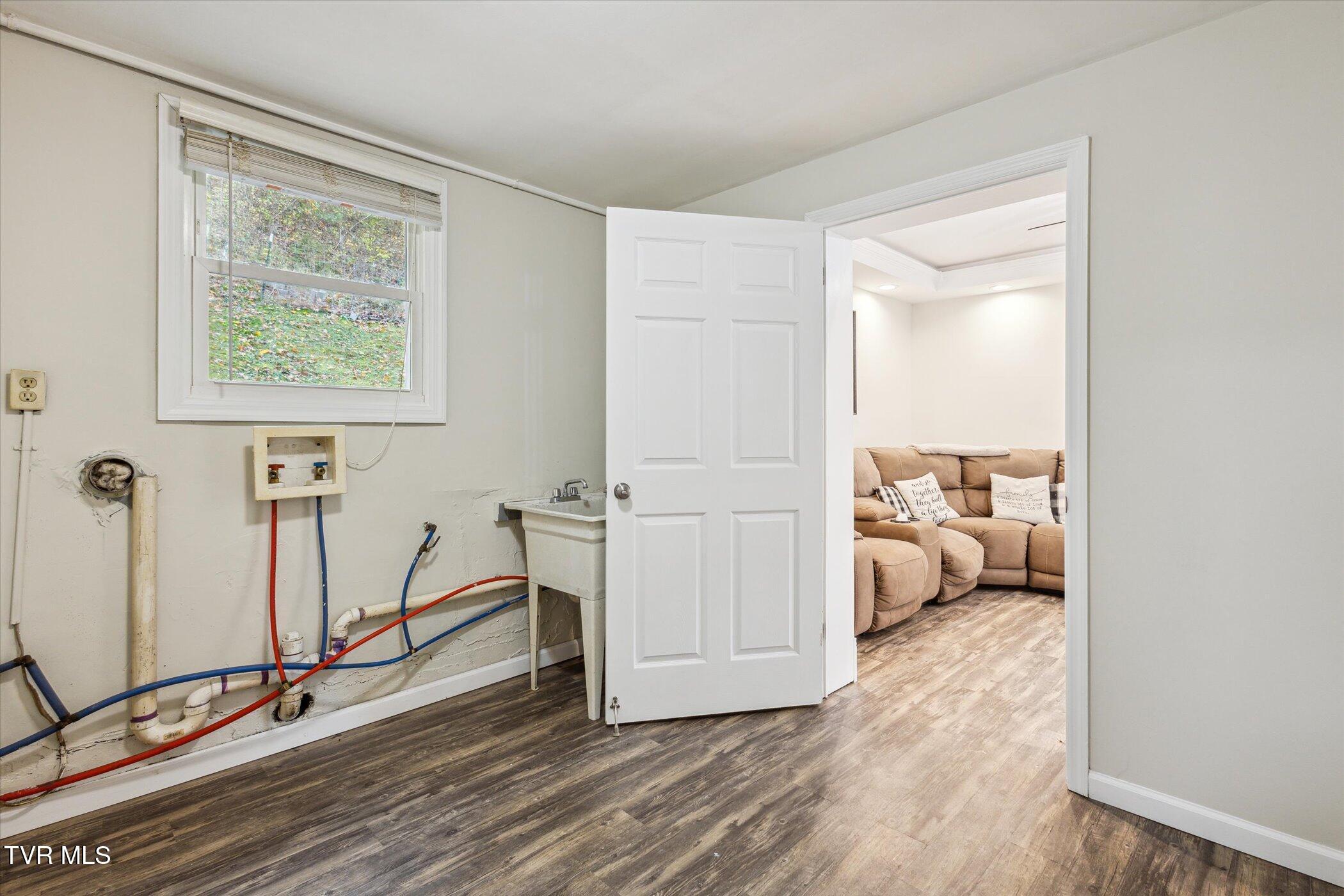 Big Stone Gap, Virginia 24219, United States, 4 Bedrooms Bedrooms, ,2 BathroomsBathrooms,Residential,Pending,38409