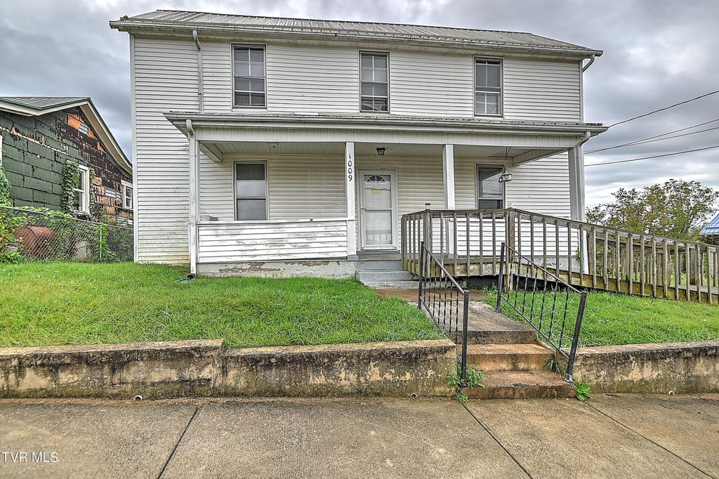 Photo of 1009 Massachusetts Avenue, Bristol, VA 24201 (MLS # 9986183)