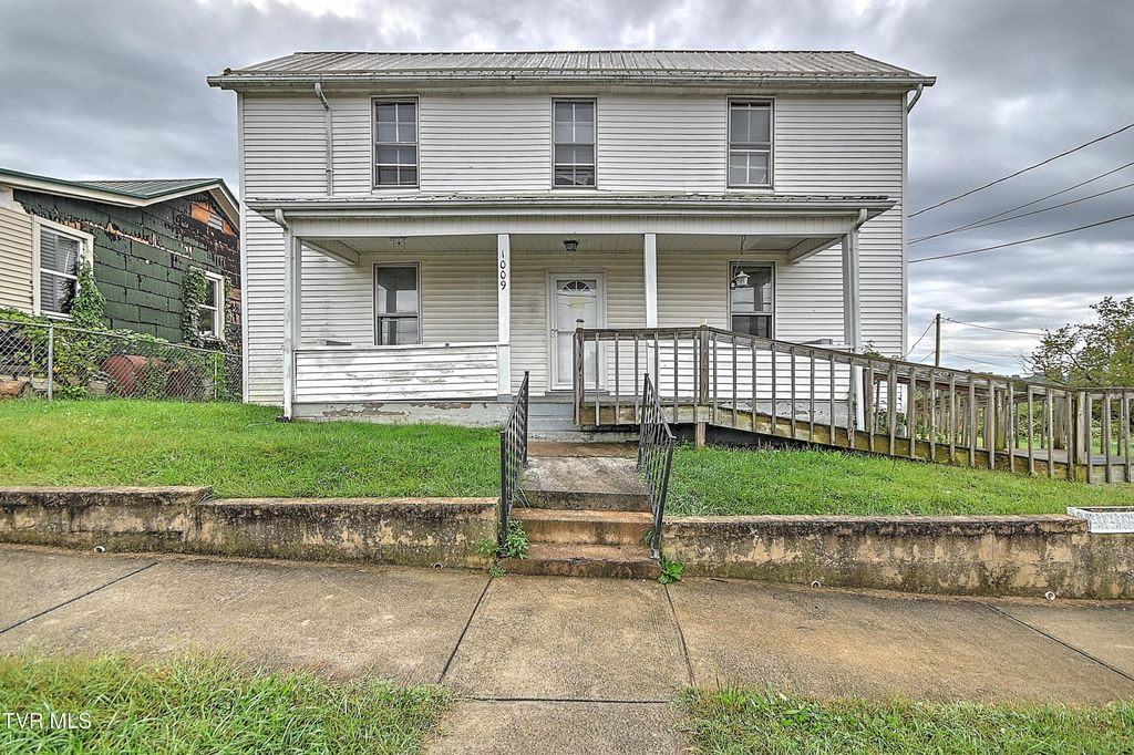 Photo of 1009 Massachusetts Avenue, Bristol, VA 24201 (MLS # 9986183)
