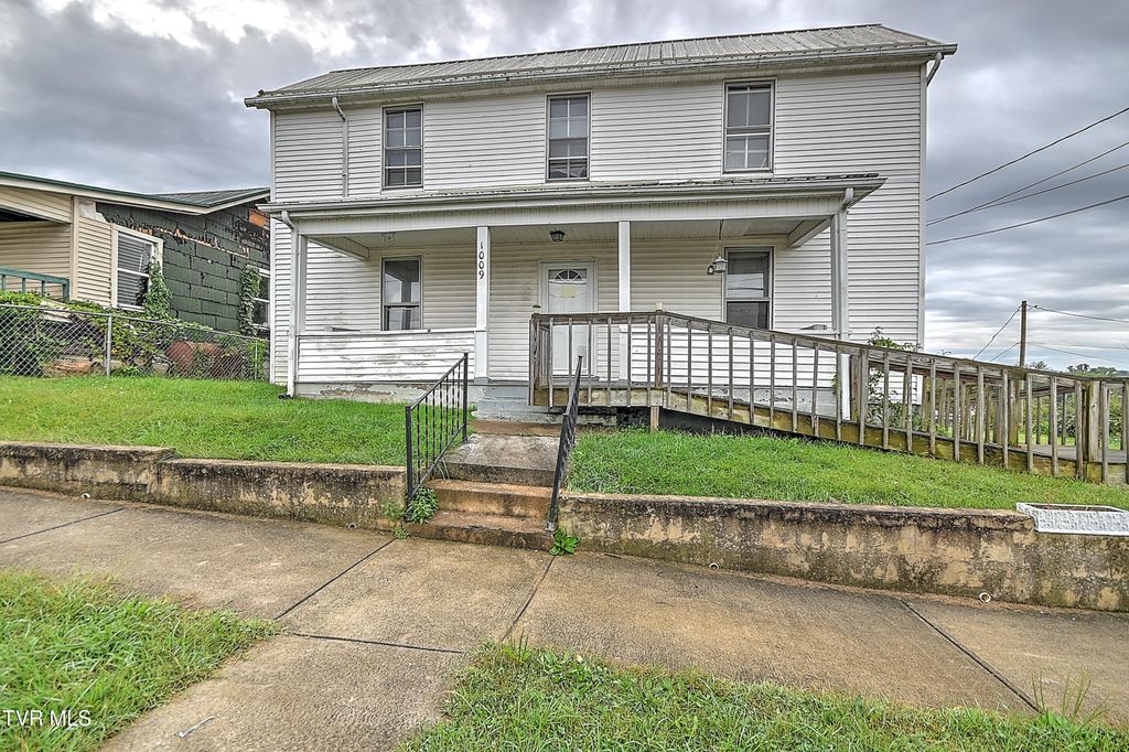 Photo of 1009 Massachusetts Avenue, Bristol, VA 24201 (MLS # 9986183)