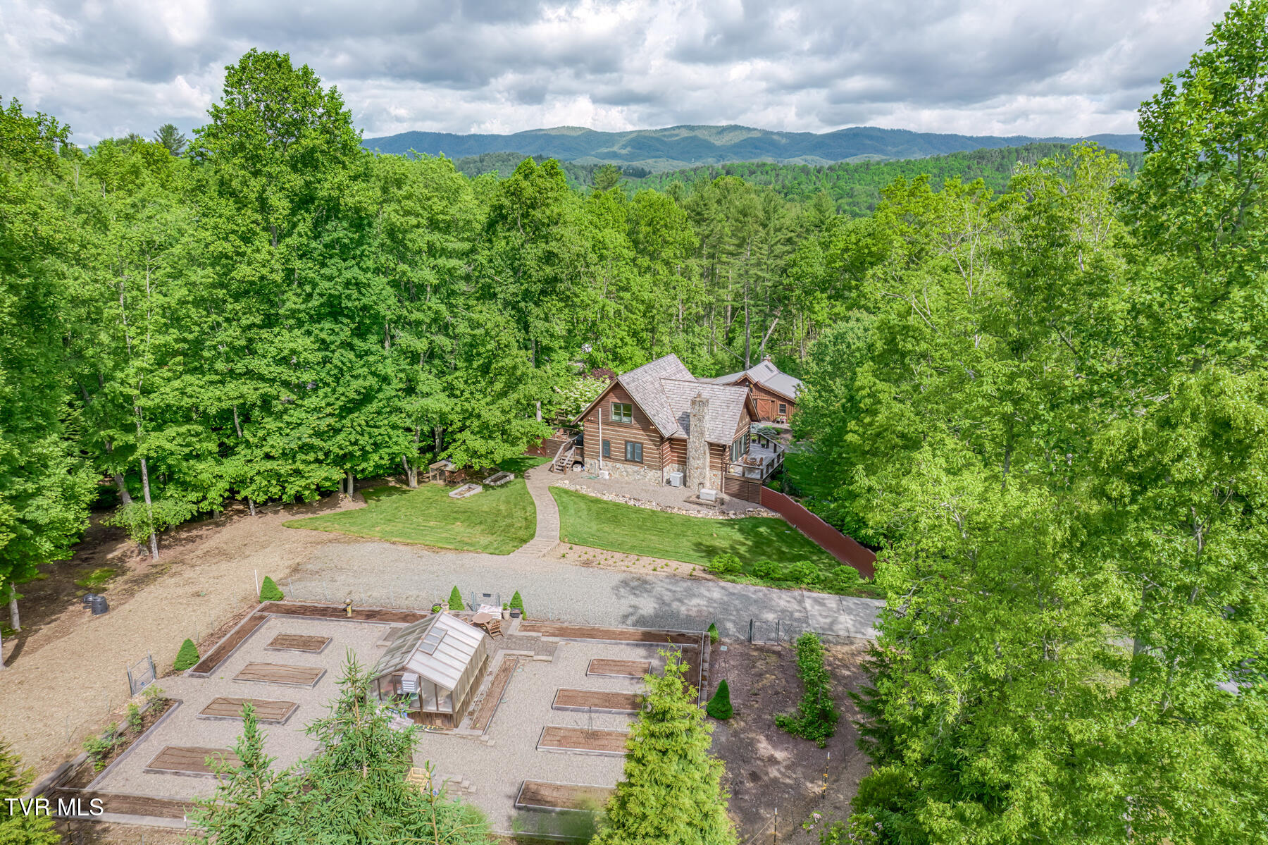 128 Bankers Bend & 275 Settlers Bnd, Mountain City, Tennessee image 41