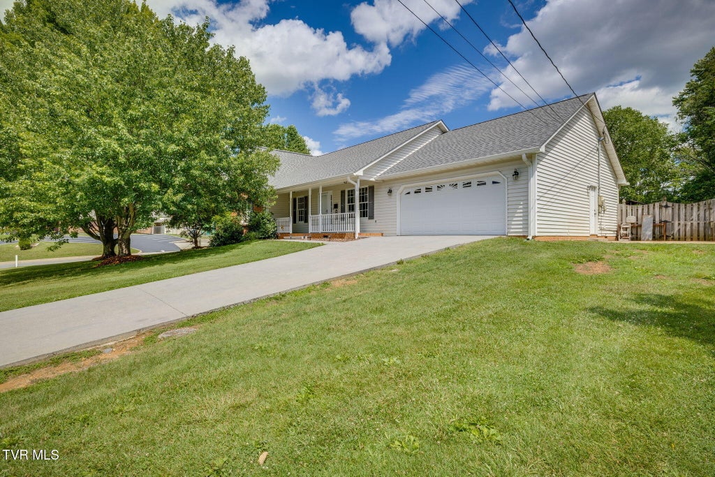 Photo of 601 Crestview Drive, Johnson City, TN 37604 (MLS # 9997333)
