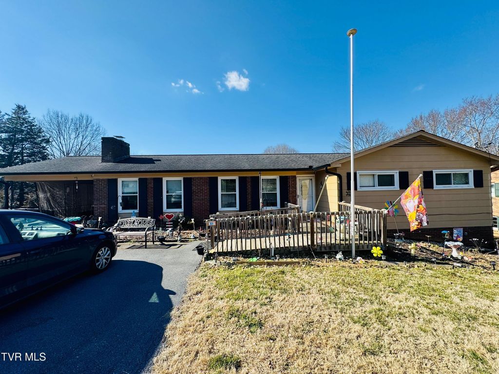 Photo of 928 Sir Echo Drive, Kingsport, TN 37663 (MLS # 9992087)