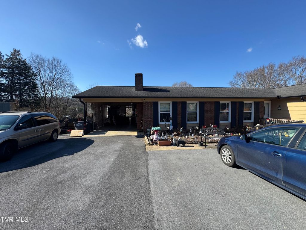 Photo of 928 Sir Echo Drive, Kingsport, TN 37663 (MLS # 9992087)