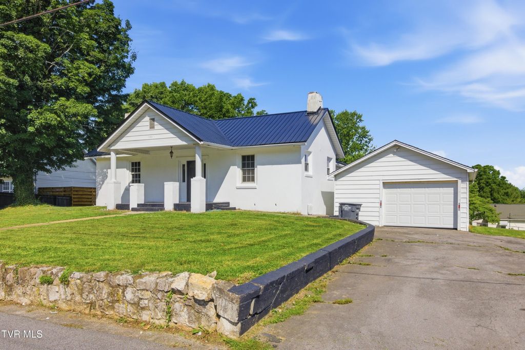 Photo of 1721 Ridgeway Drive, Kingsport, TN 37664 (MLS # 9996110)