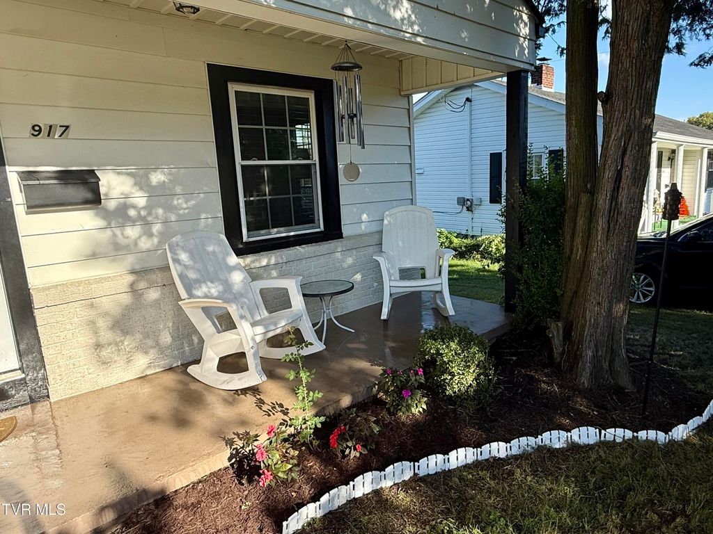 Photo of 917 Walnut Avenue, Kingsport, TN 37660 (MLS # 9986308)