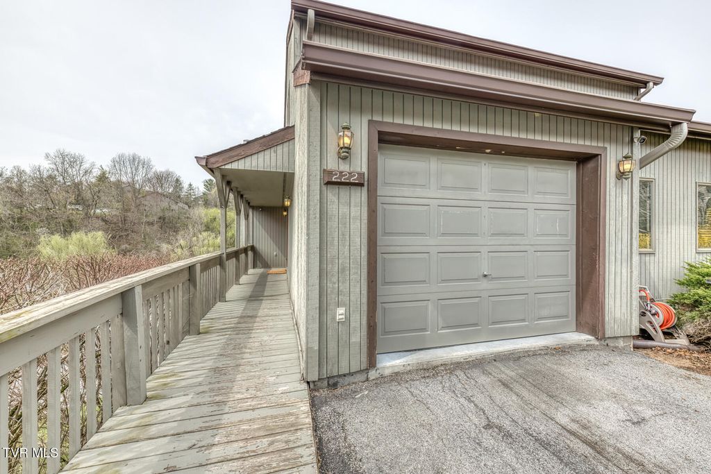 Photo of 222 Willowbend Court, Kingsport, TN 37660 (MLS # 9992783)