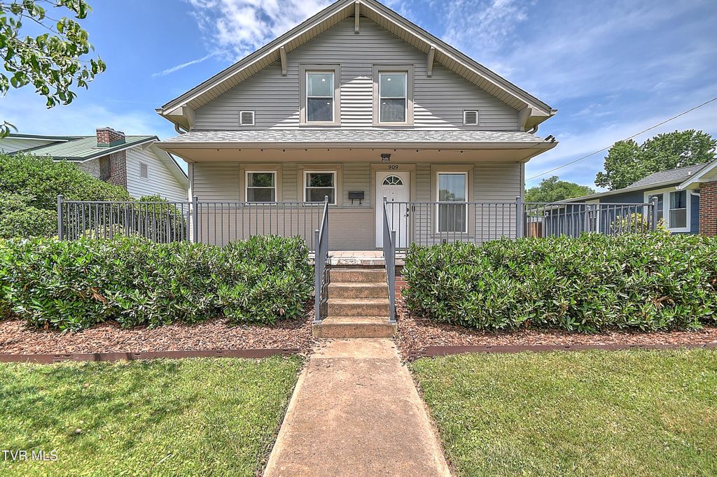 Photo of 909 Holston Avenue, Johnson City, TN 37601 (MLS # 9996135)