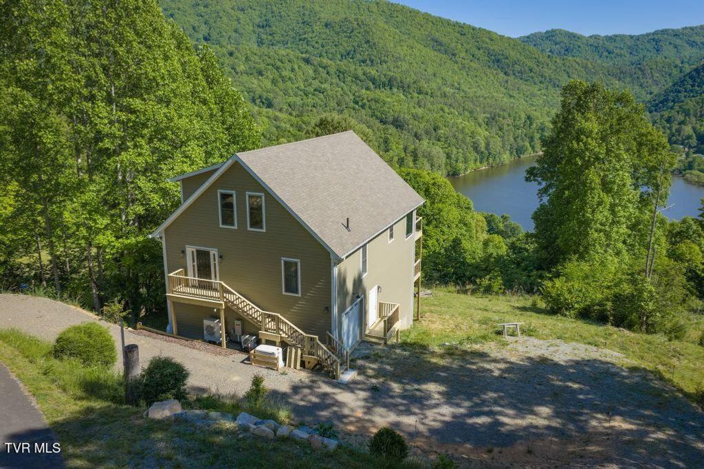 Photo of 683 Lakeridge Drive, Butler, TN 37640 (MLS # 9995663)