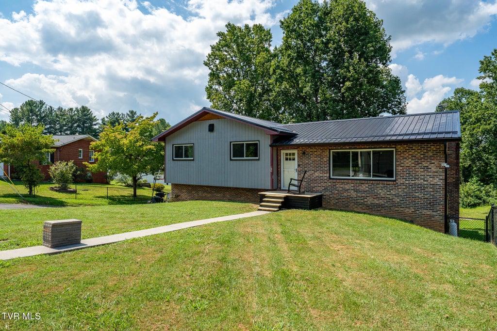 Photo of 164 Carden Drive, Elizabethton, TN 37643 (MLS # 10000419)