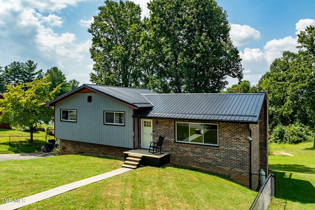 Photo of 164 Carden Drive, Elizabethton, TN 37643 (MLS # 10000419)